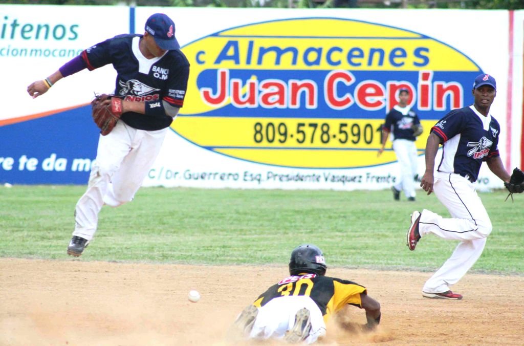 Francis Santana de los Granjeros llega quieto a segunda